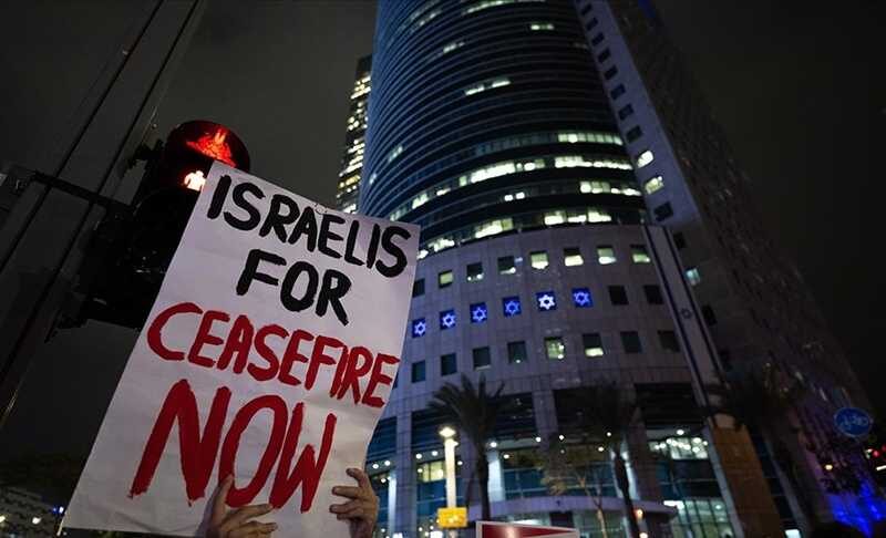 Tel Aviv’de bir grup İsrailli aktivist Gazze’ye yönelik saldırıları protesto etti
