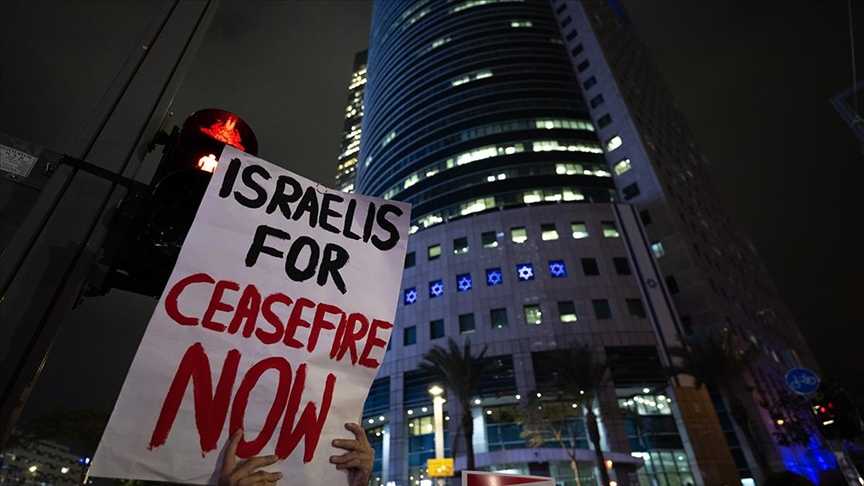 Tel Aviv’de bir grup İsrailli aktivist Gazze’ye yönelik saldırıları protesto etti