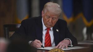 Trump, ABD'nin Suriye'ye yaptırımlarını sonlandıran başkanlık kararnamesini imzaladı