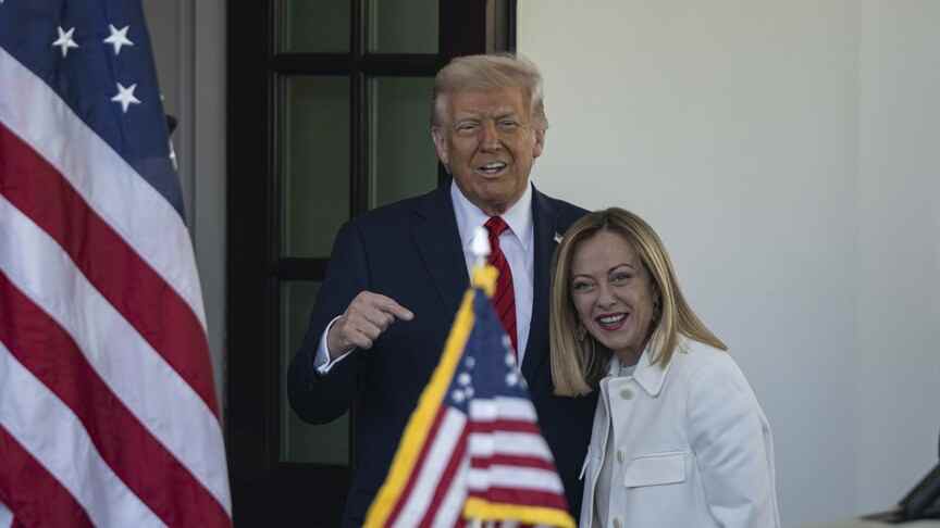 Trump'ın, kendisine fotoğraf için yalvardığını söylediği Meloni ile arası yeniden açıldı