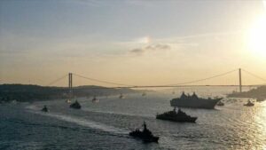 Türk donanması, İstanbul Boğazı'nda tarihinin en büyük resmigeçidini gerçekleştirdi