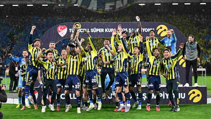 Turkcell Süper Kupa, Galatasaray’ı 2-0 mağlup eden Fenerbahçe'nin