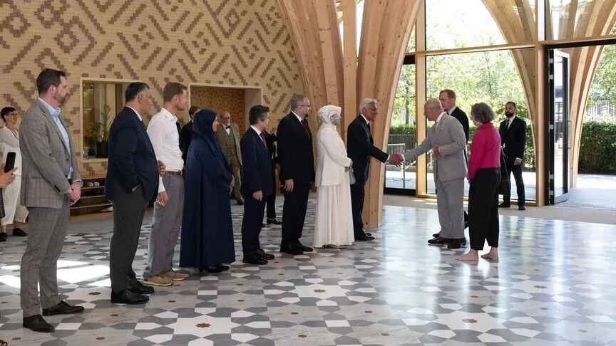 Türkiye'nin desteğiyle yapılan Cambridge Merkez Camisi, İngiltere Kralı'nın tarihi ziyaretine ev sahipliği yaptı