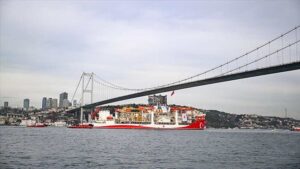 Türkiye'nin enerji filosuna eklenen ultra derin deniz sondaj gemisi Yıldırım İstanbul Boğazı'ndan geçti