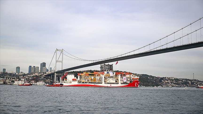 Türkiye'nin enerji filosuna eklenen ultra derin deniz sondaj gemisi Yıldırım İstanbul Boğazı'ndan geçti