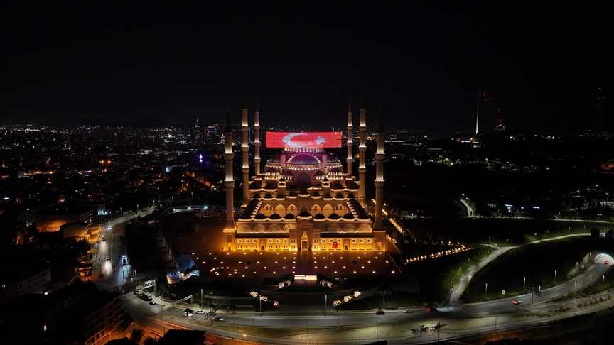 Ülke genelindeki camilerde sela okundu