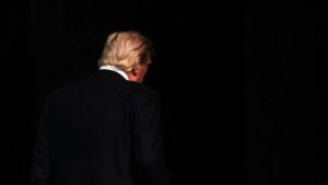 ABD'deki yeni anket, seçmenin Trump'a desteğinin yüzde 32'ye düştüğünü gösterdi